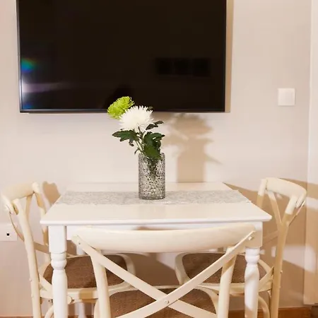 2-spaces Comfy Bentzi 7 With Balcony In Pagrati *
